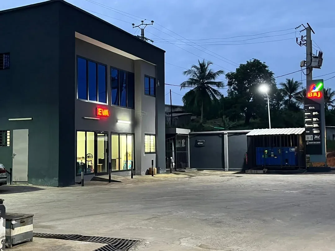 Station BAJ Services éclairée de nuit