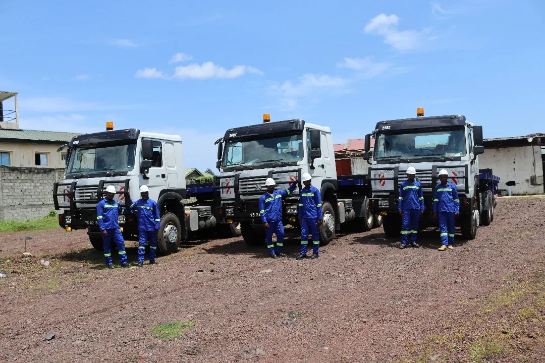 Tracteurs routiers BAJ et leurs chauffeurs en tenue de sécurité